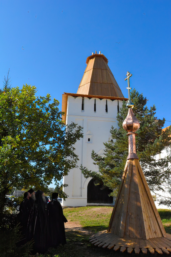 Освящение креста для Георгиевской башни Боровского монастыря | 3 фото из 5