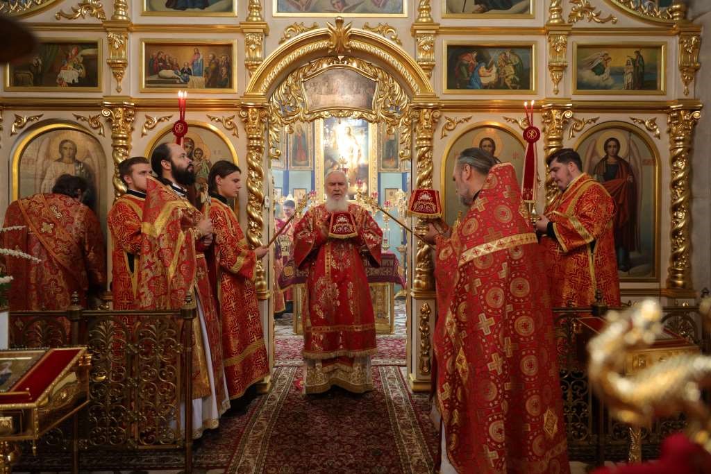 Архиерейская Литургия в храме Рождества Христова в поселке Товарково